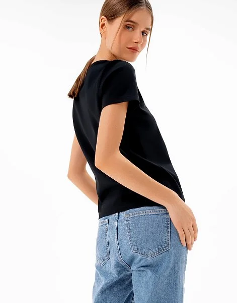 С чем носить женскую футболку: стильные идеи и советы - 1-7-4